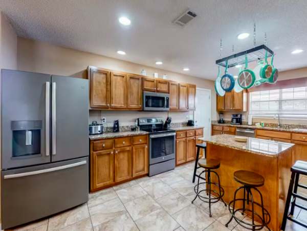 4 Bedroom House, pet friendly , drive to beach