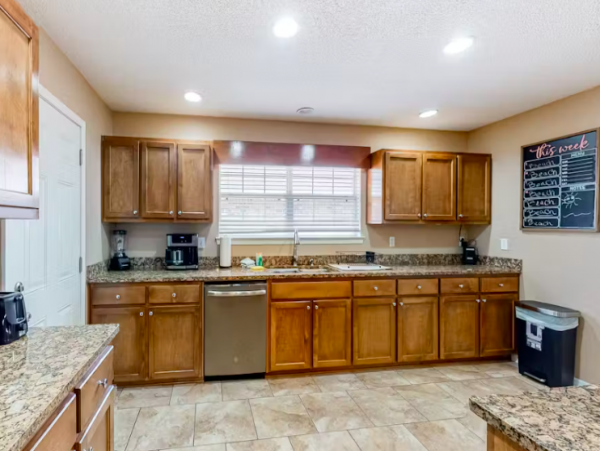 4 Bedroom House, pet friendly , drive to beach