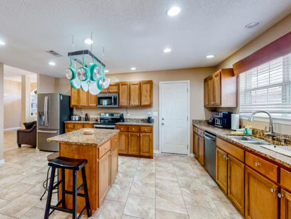 4 Bedroom House, pet friendly , drive to beach