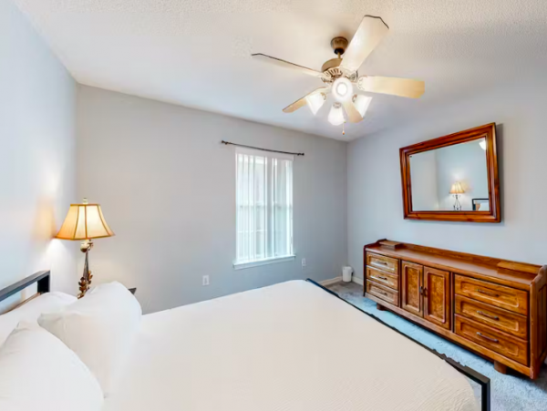 4 Bedroom House, pet friendly , drive to beach