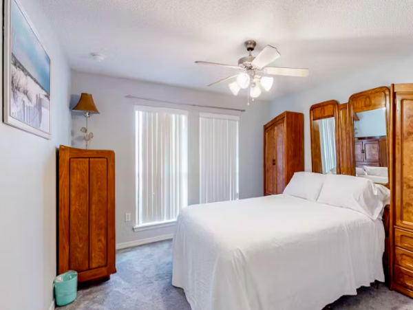 4 Bedroom House, pet friendly , drive to beach