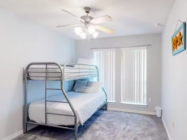 4 Bedroom House, pet friendly , drive to beach