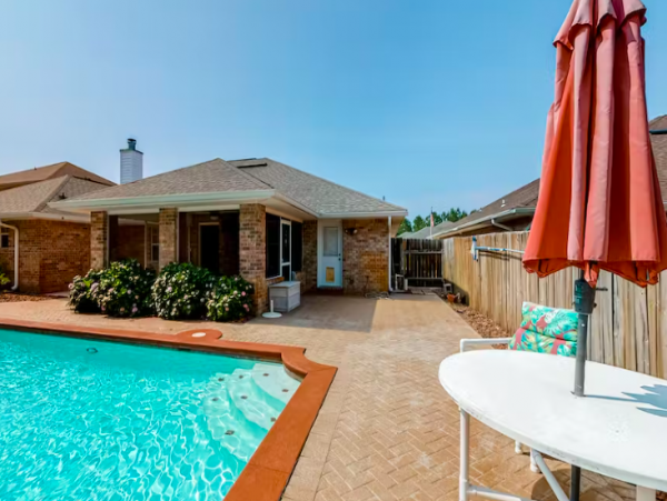 4 Bedroom House, pet friendly , drive to beach