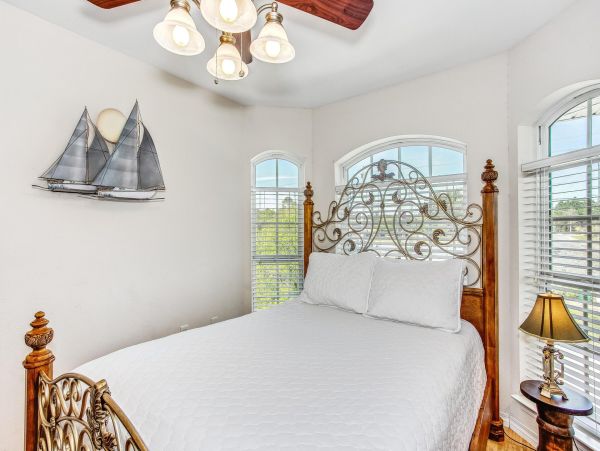 Navarre Sound Vacation Rental - Pet Friendly Waterfront Home