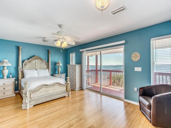Navarre Sound Vacation Rental - Pet Friendly Waterfront Home