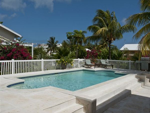Vacation Home with Guest House in Bahamas Close to Beach