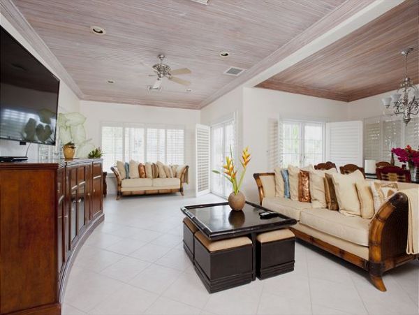 Vacation Home with Guest House in Bahamas Close to Beach