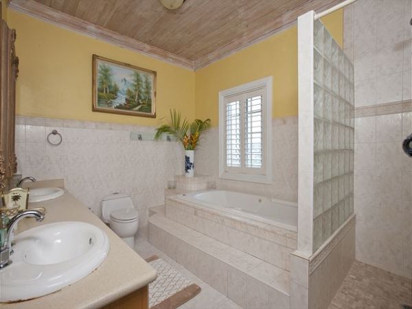 Vacation Home with Guest House in Bahamas Close to Beach
