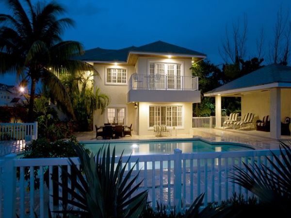 Vacation Home with Guest House in Bahamas Close to Beach