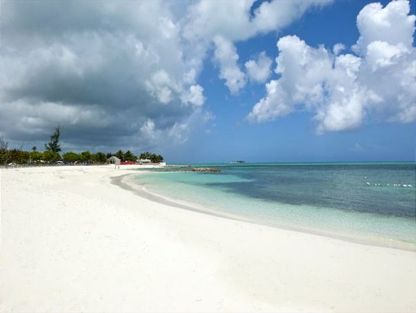 Vacation Home with Guest House in Bahamas Close to Beach