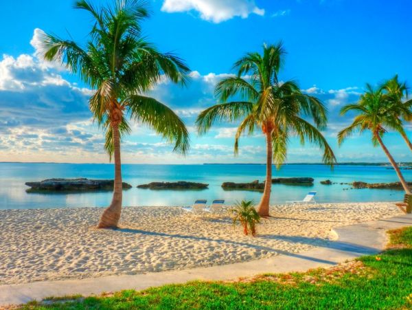 Vacation Home with Guest House in Bahamas Close to Beach