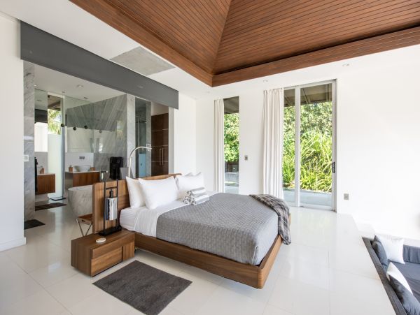 Beachfront Four Bedroom Vacation Rental in The Bahamas