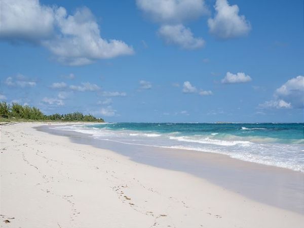 Bahamas Pool Home with 3 Bedrooms Located on the Beach