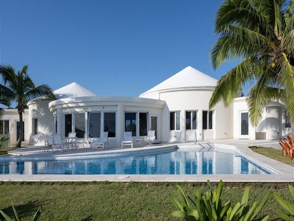Bahamas Pool Home with 3 Bedrooms Located on the Beach