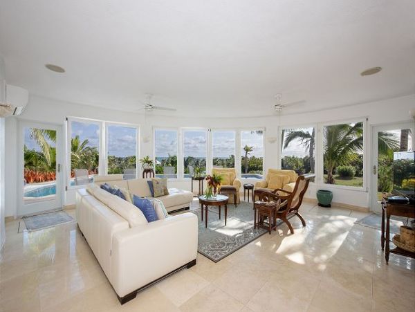 Bahamas Pool Home with 3 Bedrooms Located on the Beach