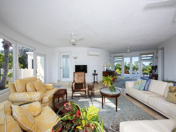 Bahamas Pool Home with 3 Bedrooms Located on the Beach