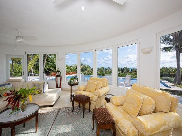 Bahamas Pool Home with 3 Bedrooms Located on the Beach