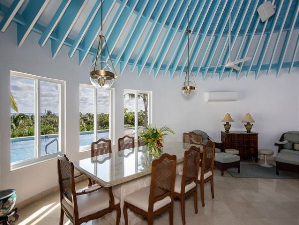 Bahamas Pool Home with 3 Bedrooms Located on the Beach