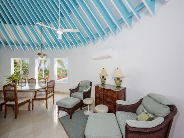 Bahamas Pool Home with 3 Bedrooms Located on the Beach