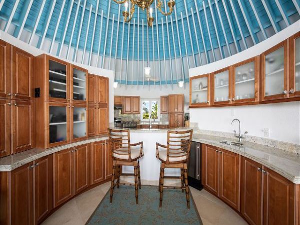 Bahamas Pool Home with 3 Bedrooms Located on the Beach