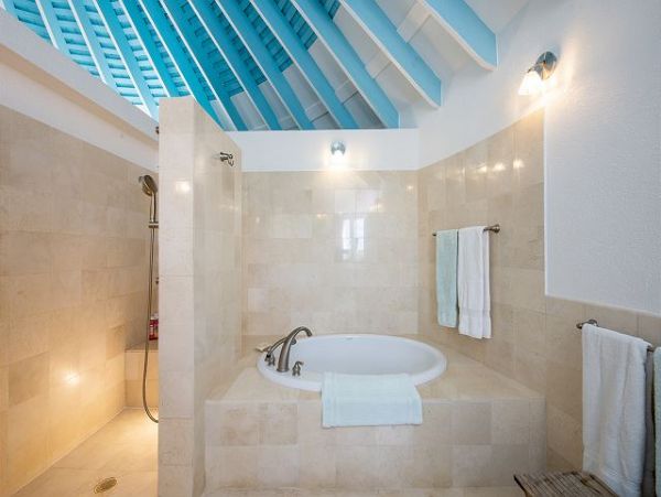 Bahamas Pool Home with 3 Bedrooms Located on the Beach