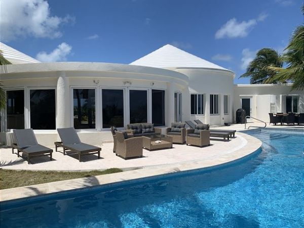 Bahamas Pool Home with 3 Bedrooms Located on the Beach