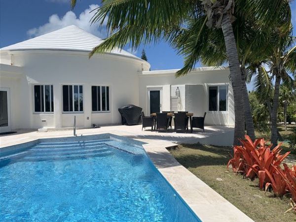 Bahamas Pool Home with 3 Bedrooms Located on the Beach