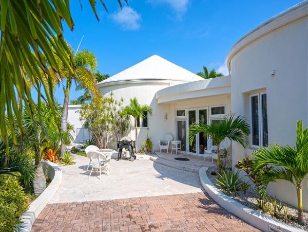Bahamas Pool Home with 3 Bedrooms Located on the Beach