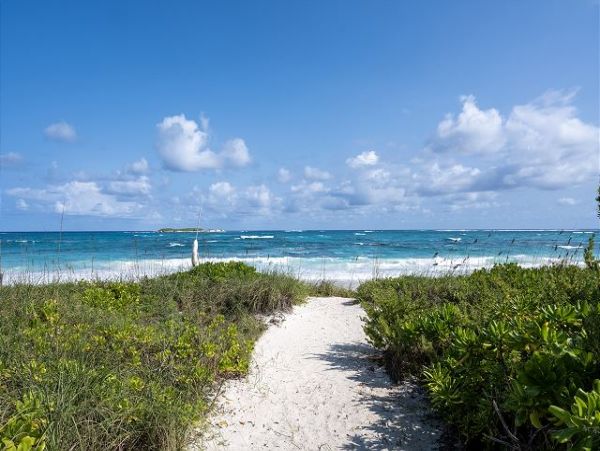 Bahamas Pool Home with 3 Bedrooms Located on the Beach