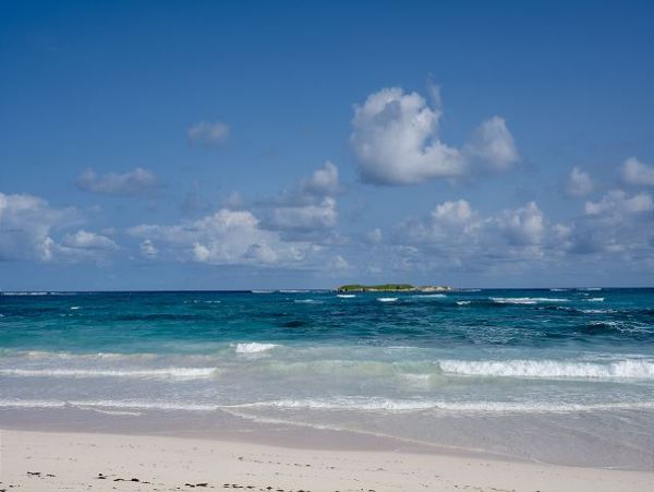 Bahamas Pool Home with 3 Bedrooms Located on the Beach
