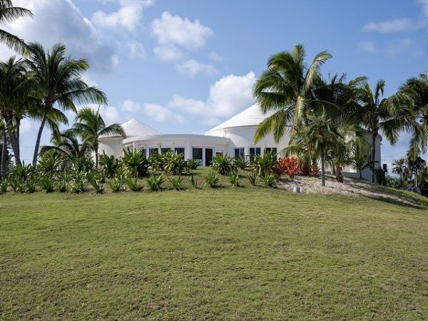 Bahamas Pool Home with 3 Bedrooms Located on the Beach