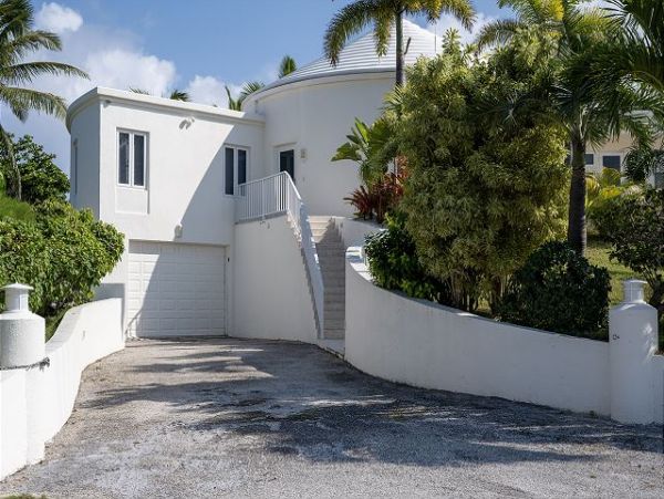 Bahamas Pool Home with 3 Bedrooms Located on the Beach