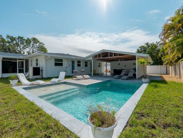 A Perfect Island Get Away for Your Vacations Sleeps 9 Guests