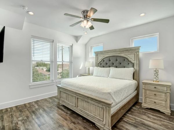Posh Eight Bedroom Vacation Home in Destin Walk to the Beach