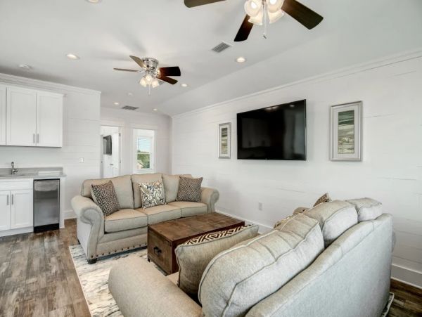 Posh Eight Bedroom Vacation Home in Destin Walk to the Beach