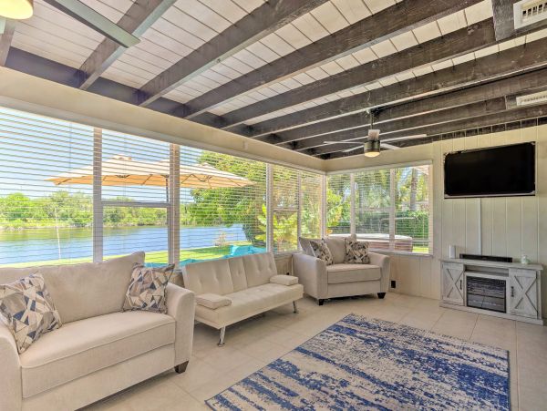 West Palm Beach Water View Home Close to Beach with Hot Tub & Boat Access