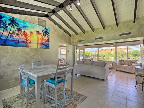 West Palm Beach Water View Home Close to Beach with Hot Tub & Boat Access