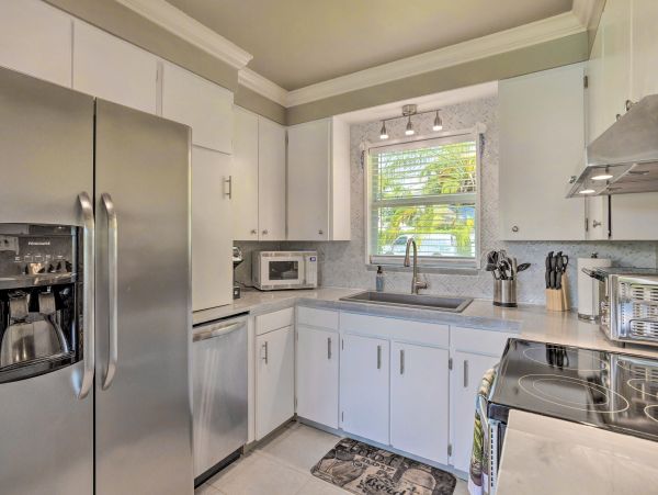 West Palm Beach Water View Home Close to Beach with Hot Tub & Boat Access