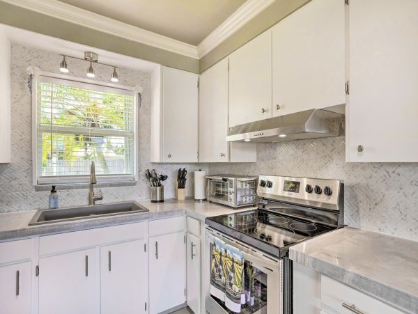West Palm Beach Water View Home Close to Beach with Hot Tub & Boat Access