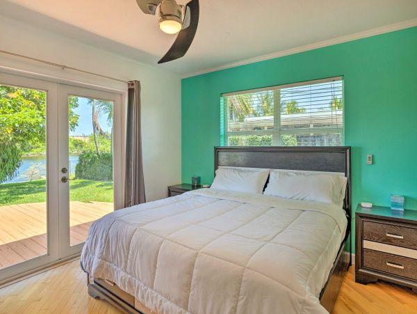 West Palm Beach Water View Home Close to Beach with Hot Tub & Boat Access