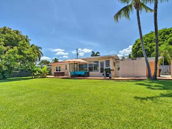 West Palm Beach Water View Home Close to Beach with Hot Tub & Boat Access