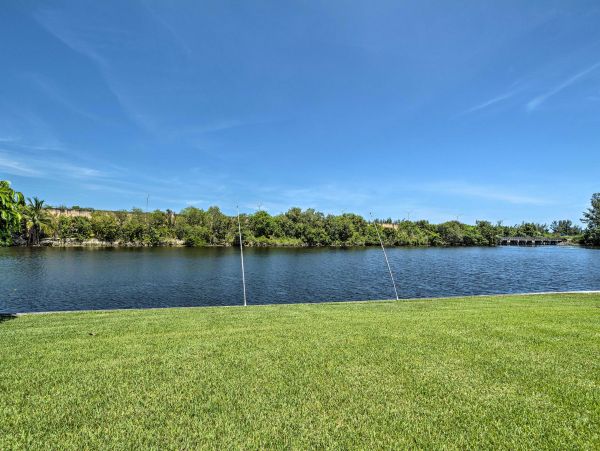 West Palm Beach Water View Home Close to Beach with Hot Tub & Boat Access