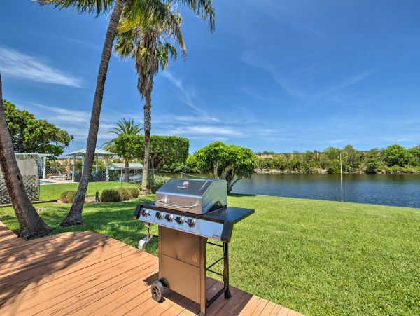 West Palm Beach Water View Home Close to Beach with Hot Tub & Boat Access