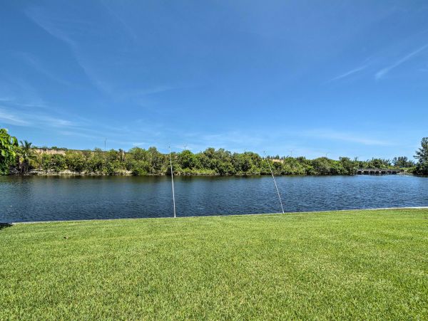 West Palm Beach Water View Home Close to Beach with Hot Tub & Boat Access