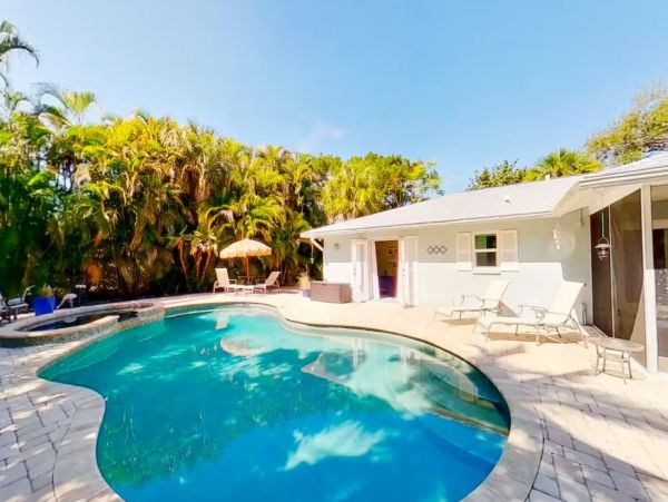 3 Bedroom Vacation Home in Siesta Key with Private Pool