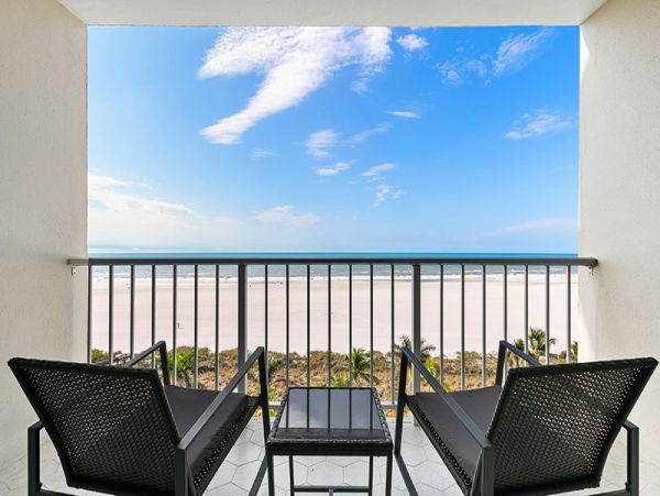 Oceanviews 2 Bedroom Vacation Condo in Marco Island Sleeps 4