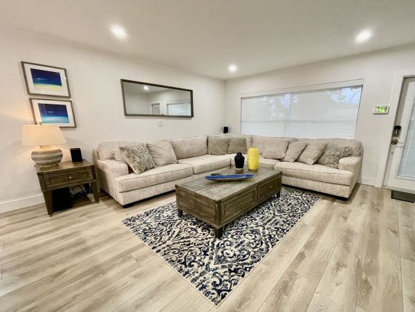Quiet Lovely 2 Bedroom Home Centrally Located in Deerfield Beach