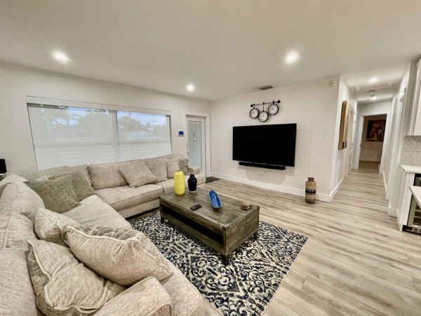 Quiet Lovely 2 Bedroom Home Centrally Located in Deerfield Beach