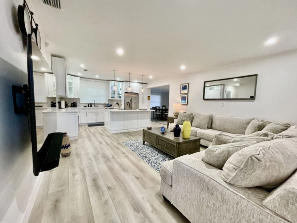 Quiet Lovely 2 Bedroom Home Centrally Located in Deerfield Beach