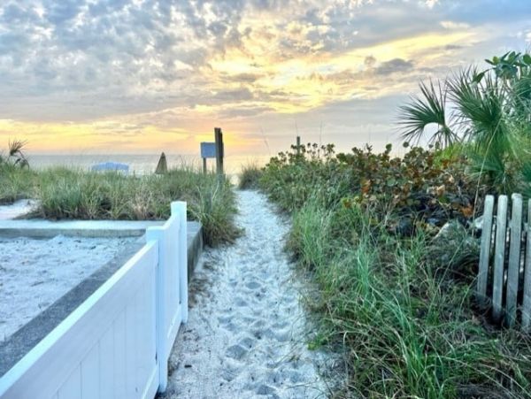 Super Cute Two Bedoom Duplex Just Steps Away from the Beach!!